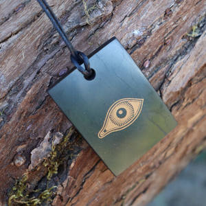 Colgante rectangular de shungita pulido con serigrafía Ojo de Horus 1.2*1.6 pulgadas (30*40 mm) - Product Image 3