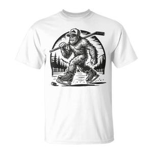 T-Shirt Retrò con Bigfoot e Sasquatch che Giocano a Hockey, Design Promozionale in Stile Sportivo Retrò - Product Image 1