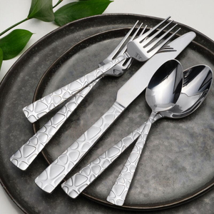 Ensemble de couverts en métal faits à la main de couleur argent admirable - Product Image 1