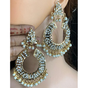 Pendientes de araña Chandbali de latón Jadau de estilo étnico, chapados en oro de primera calidad con perla, piedra principal, bodas, fiestas, regalos - Product Image 1