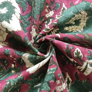 Tela de Algodón Estampada a Mano con Diseño Floral Tradicional Indio Mughal en Magenta y Verde Azulado - Product Image 1