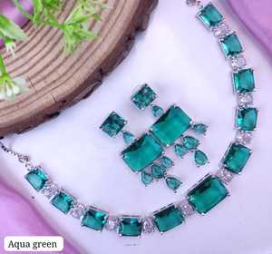 Conjunto de collar y aretes de diamantes americanos de primera calidad para niñas Joyas nupciales únicas para bodas y fiestas hechas de latón - Product Image 5