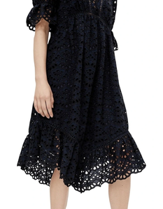 Robe midi d'été en coton brodé bleu, col en V, coupe trapèze, écologique, respirante, à ourlet asymétrique volanté et doublure en dentelle - Product Image 5