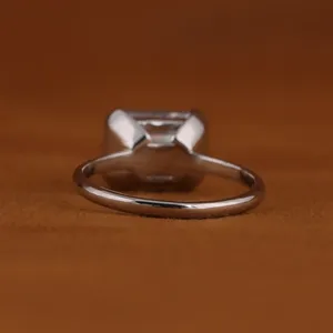 แหวนหมั้นเงินแท้ 925 ประดับมรกตทรงเหลี่ยม 4.0 กะรัต สไตล์ฮิปฮอปคลาสสิก ประดับเพชรโมอิสซาไนต์ ฝังแบบ Bezel พร้อมใบรับรอง IGI - Product Image 3