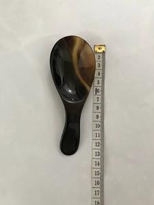 Cuillère en corne de buffle naturelle, fabriquée à la main et polie, parfaite pour servir des épices, des condiments ou pour une utilisation décorative sur la table, de haute qualité - Product Image 2