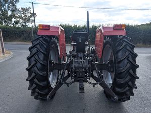 Tracteur à roues rouges Massey Ferguson avec siège et volant noirs, 65 CV, utilisé pour l'agriculture - Product Image 2