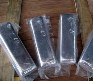 อินเดียมโลหะชนิดพรีเมียม ไม่ผสมโลหะอื่น ความบริสุทธิ์ 99.99% |   ชั้นเรียน 4N |   เป้าหมายสปัตเตอริง ITO แบบไม่ใช่ชนิดที่สอง / แท่ง / เม็ด - Product Image 6