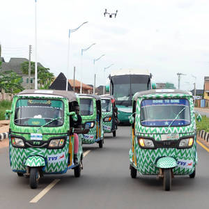 Triciclo Eléctrico de 3 Ruedas con Cabina Cerrada, Tipo Tuk Tuk Bajaj TVS King, para Transporte de Pasajeros, 200-250W, 60V - Product Image 3