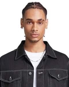 Veste en jean noire pour homme avec surpiqûres contrastées blanches, boutonnée, poches classiques, style streetwear décontracté - Product Image 4