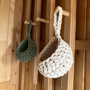 Panier suspendu vert fait à la main, solution de rangement compacte pour les clés, les plantes, les accessoires et la décoration de la maison, en provenance d'Inde - Product Image 4