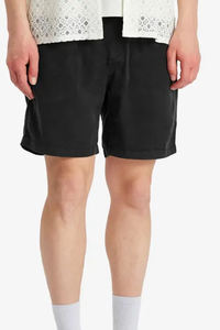 Estilo y comodidad durante todo el día con estos elegantes pantalones cortos de mezclilla negros con un diseño minimalista moderno perfecto para cualquier ropa casual - Product Image 2