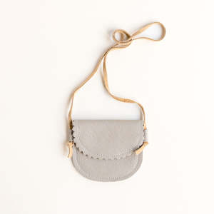 Bolso de Cuero con Borde Festoneado para Niñas Pequeñas, Color Gris Claro, Accesorios Infantiles - Product Image 1