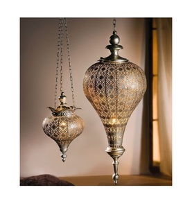 Hermosa linterna colgante marroquí de hierro metálico con ricos detalles artesanales que aportan elegancia y calidez a cualquier entorno - Product Image 5
