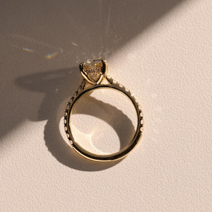 Anillo de Compromiso con Diamante Cultivado en Laboratorio de 3 Quilates, Corte Excelente, Forma Alargada de Cojín, Halo Oculto, Oro Amarillo de 14K, VS - Product Image 3