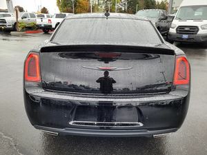 Offre exceptionnelle : Chrysler 300 S V8 RWD d'occasion 2023 - Product Image 5