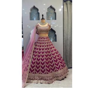 Ensemble Lehenga Choli brodé au design traditionnel de luxe avec tenue de mariée Dupatta pour femme prêt à expédier pour les mariages - Product Image 3