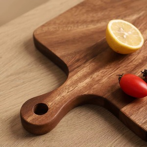 Planche à découper en bois naturel écologique avec poignée ergonomique, épaisseur 1,5 cm, compatible lave-vaisselle - Product Image 3
