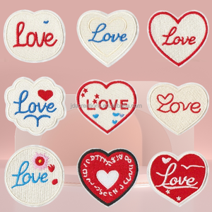 Parche de Tela Bordado con Corazón, Ecológico, Termoadhesivo, para Decoración de Ropa y Sombreros - Product Image 1