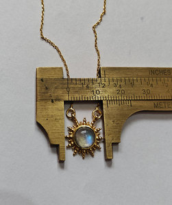 Impressionnant Design Soleil Collier Arc-En-Pierre De Lune 9mm Forme Ronde À La Main En Argent Sterling Plaqué Or Bijoux Pour La Saison D'été - Product Image 1