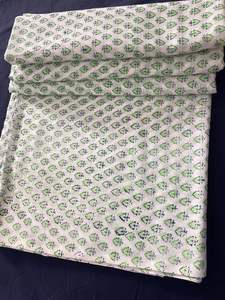 Tela de algodón India hecha a mano para vestidos de mujer tela acolchada de columpio suelto fugitivo étnico con estampado de bloque de mano de flores - Product Image 2