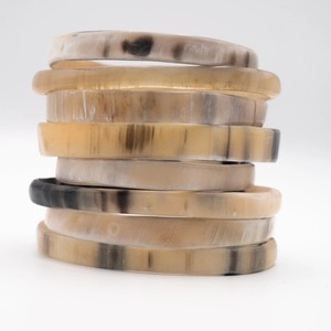 Meilleure qualité Style ethnique corne Kada Tribal inspiré bracelet en corne naturelle pour filles et dames bijoux de mode disponibles à la vente - Product Image 3