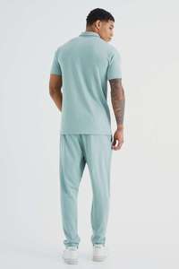Jogging court de mode urbaine fabriqué au Pakistan, avec poches latérales, coupe slim fuselée, taille élastique, design plissé, respirant et personnalisable - Product Image 3