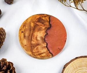 Juego de posavasos de resina de madera de acacia grabado personalizado, juego de posavasos aislado cuadrado redondo de epoxi con soporte de mesa para el hogar - Product Image 1