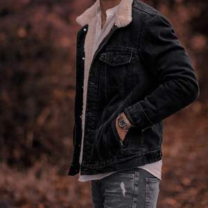 Nouvelle Arrivée Veste en Jean Tissé Déchirée à Boutons pour Homme, Conception Personnalisée de Haute Qualité, Style Décontracté Streetwear, Respirante, Lavée, Hiver - Product Image 2