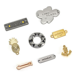 Bán Buôn Sang Trọng Tùy Chỉnh Kim Loại Tag Với Vàng Khắc Logo Có Thể Giặt Tên Nhãn Cho Túi Xách Hàng May Mặc Giày - Product Image 6