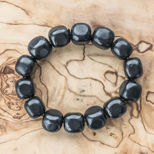 Pulsera de Shungita con 16 cuentas pulidas cúbicas de 0.47 pulgadas (12 mm) en banda elástica, talla 16-17 - Product Image 2