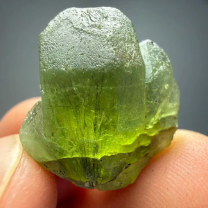 Cristaux de péridot naturel de haute qualité, provenant directement de la vallée de Suppat, Kohistan, Pakistan, bruts, avec emballage en sac - Product Image 1