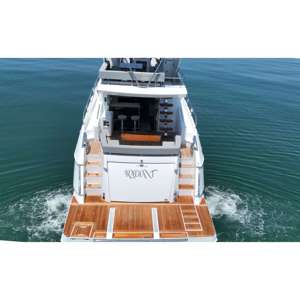 Yate Deportivo Cruisers Yachts 60 FLY 2022, con Motor Interior, para Paseos Turísticos, Pesca y Transporte, con Construcción Soldada Resistente - Product Image 1