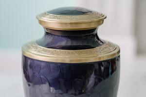 Urna de cremación para adultos-Contenedor de cenizas funerarias moradas y Doradas-Hecho de latón para hombres y mujeres de hasta 200 libras Hecho a mano - Product Image 5