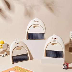 Juego de Escoba y Recogedor de Plástico 2 en 1 con Diseño de Dibujos Animados para Mesa, Teclado, Sofá, Limpieza del Hogar, Herramienta Práctica y Divertida - Product Image 2