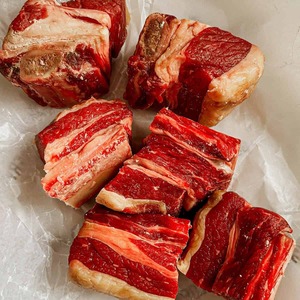 Costillas de Res Ternurentas y Jugosas con Rico Marmoleado, Ideales para Asar, Estofar y Cocinar a Fuego Lento, Uso Comercial - Product Image 3