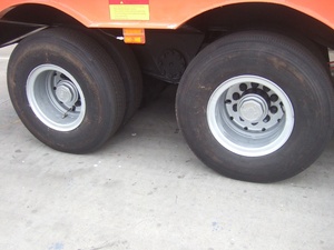 Semirremolque de Plataforma Baja de 60 Toneladas, Remolque de Hierro de Cuatro Ejes con Suspensión Cantilever y Dos Líneas - Product Image 3