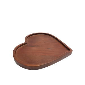 Plateau en bois décoratif en forme de cœur, couleur noyer, plat de service au design classique pour mariage et décoration de restaurant - Product Image 1