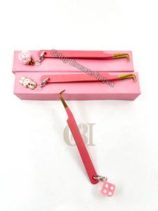 แหนบปลายแหลมสำหรับต่อขนตาแบบเคลือบสีชมพู 90 องศา ขายส่ง พร้อมจี้ห้อยพวงกุญแจแบบกำหนดเอง โลโก้สั่งทำ อุปกรณ์เสริมความงาม - Product Image 2