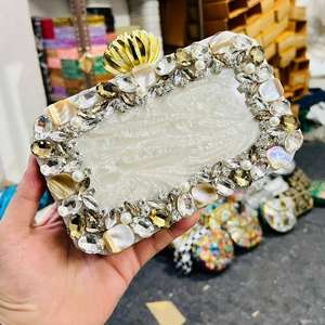 Sculpture de table pour femmes, artisanale, écologique, de créateur, pour soirée et mariage, en résine, perles, strass, diamants, fermeture magnétique - Product Image 3