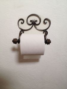 Porte-papier hygiénique en fer de qualité supérieure offrant des détails décoratifs aux côtés de la fonctionnalité fonctionnelle robuste pour les maisons - Product Image 4