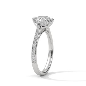 Anillo Solitario de Moissanita Redonda con Corte Brillante de 2.0ct, Modelo Pacho, con Banda Engastada en Pavé, Plata de Ley 925 - Product Image 4