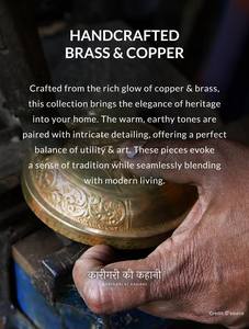 Pichet en cuivre martelé fabriqué à la main en métal élégant récipient à boissons au design antique pour la cuisine à domicile et les fêtes - Product Image 2