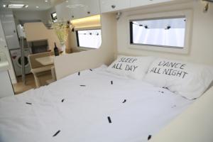 OBM en Chine : Caravane familiale pour le camping semi-hors route, fabriquée en fibre de verre et avec une salle de douche - Product Image 6