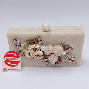 Mini pochette en résine avec poignée en perle Embellissement de chaîne de fleurs Décoration de sangles prêtes pour les mariages Événements à domicile de l'Inde - Product Image 1