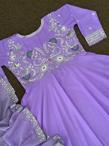 ชุดปาร์ตี้ดีไซเนอร์ใหม่ดูใหม่สีเทียม Georgette ด้วยงานเย็บปักถักร้อยลําดับด้วยแขนยาวในราคาขายส่ง - Product Image 4