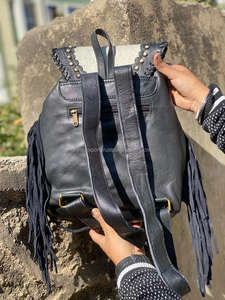 Sac à dos en cuir avec vraie fourrure fait à la main, avec frange et cordon de serrage - Product Image 5