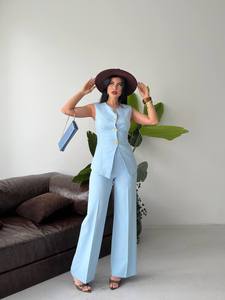 Ensemble de costume sans manches bleu clair pour femme avec détails boutonnés, pantalon long et gilet de couleur unie, élégant, pour l'été - Product Image 3