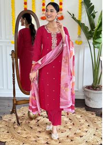 Elegante y pesado bordado de viscosa Chanderi tela Kurti pantalón con Dupatta Trendy Classy Kurti también disponible para la venta en la India - Product Image 3