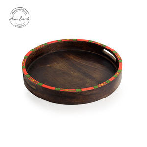Elégant plateau de service en bois gravé floral avec poignées de finition métallique, parfait pour la décoration de la cuisine, les cadeaux et les fêtes. - Product Image 3