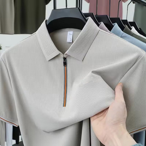 Collection d'été de luxe OEM pour homme : Polo à demi-manches avec fermeture éclair, en tissu tricoté de soie, motif imprimé décontracté chic sur le devant - Product Image 1